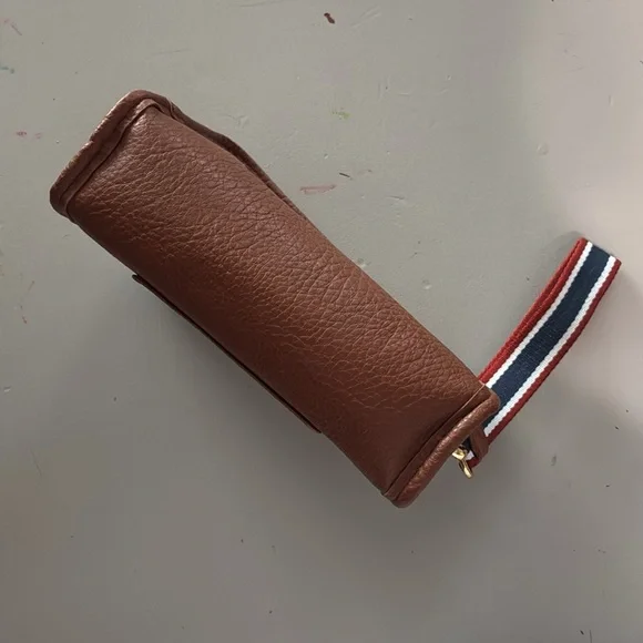 Shinola NWOT Tan Leather Wristlet with Gold Accents - Picture 5 of 5